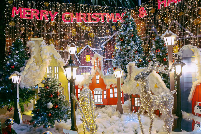 Chùm ảnh: Những chủ biệt thự ở phố nhà giàu Sài Gòn đầu tư cả chục triệu đồng trang trí Noel